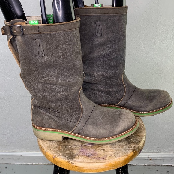 Bikkembergs grey suede boot w/buckle/green details